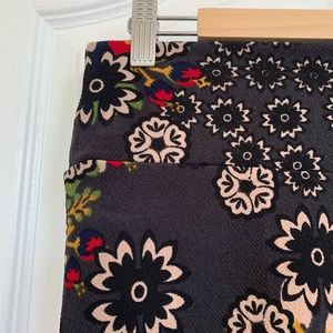NWOT LuLaRoe Cassie Skirt: M Gray Floral Pattern